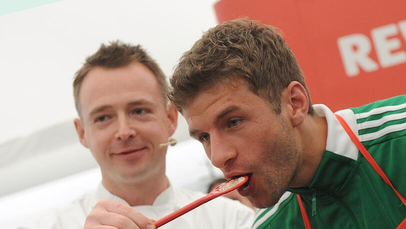 Holger Stromberg fütter Bayern-Star Thomas Müller bei einem Sponsorentermin. Holger Stromberg fütter Bayern-Star Thomas Müller bei einem Sponsorentermin.
