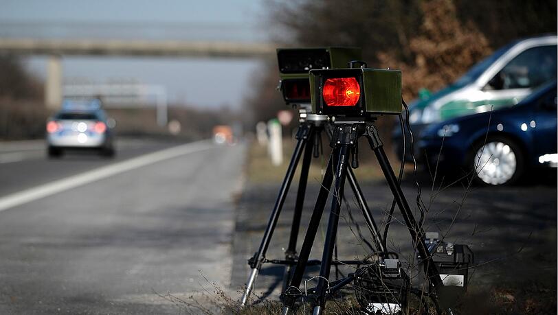Fast doppelt so schnell wie die Polizei erlaubt war ein Motorradfahrer in Unterfranken unterwegs. Fast doppelt so schnell wie die Polizei erlaubt war ein Motorradfahrer in Unterfranken unterwegs.
