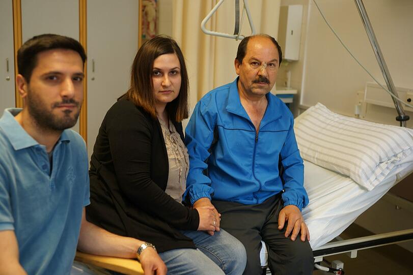 Nurettin (r) im Krankenhaus mit Tochter Hatice und Schwiegersohn Erkan.