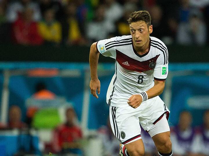 Mesut Özil: Löw hatte viel Geduld mit dem Zauberfuß. Fremdelte lange in neuer Rolle, dennoch ein Tor. Und im Finale viel besser.