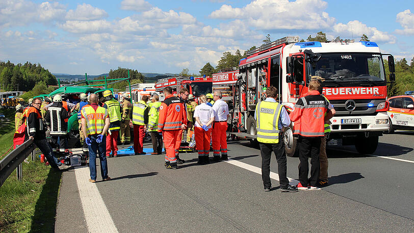 Nach einem Lkw-Unfall mit mehreren Schwerverletzten behinderten (mal wieder) dreiste Gaffer die Rettungsarbeiten.