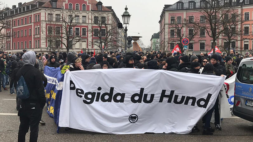 Bei Pegida-Zügen kam es immer wieder zu Gegen-Protesten. Nun ist ein Anti-Pegida-Demonstrant verurteilt worden