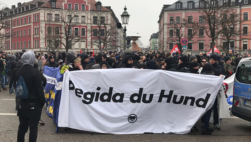 Bei Pegida-Zügen kam es immer wieder zu Gegen-Protesten. Nun ist ein Anti-Pegida-Demonstrant verurteilt worden Bei Pegida-Zügen kam es immer wieder zu Gegen-Protesten. Nun ist ein Anti-Pegida-Demonstrant verurteilt worden