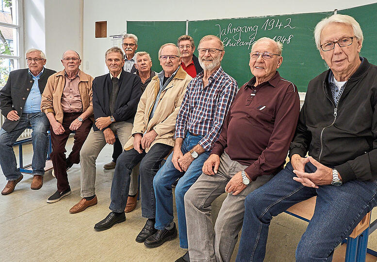Heute: Wiedersehen macht Freude: Zum 70. Jubiläum der Einschulung haben zehn ABC-Schützen "ihrer" Martinsschule einen Besuch abgestattet: (von rechts) Rudi Stark, Rudi Schneider, Adolf Jungwirth, Elmar Schlittmaier, Gerald Pöchmann, Dieter Bienia, Günther Brunn, Johannes Staller, Gerd Geier und Hans Franz.