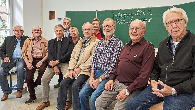 Heute: Wiedersehen macht Freude: Zum 70. Jubiläum der Einschulung haben zehn ABC-Schützen "ihrer" Martinsschule einen Besuch abgestattet: (von rechts) Rudi Stark, Rudi Schneider, Adolf Jungwirth, Elmar Schlittmaier, Gerald Pöchmann, Dieter Bienia, Günther Brunn, Johannes Staller, Gerd Geier und Hans Franz. Heute: Wiedersehen macht Freude: Zum 70. Jubiläum der Einschulung haben zehn ABC-Schützen "ihrer" Martinsschule einen Besuch abgestattet: (von rechts) Rudi Stark, Rudi Schneider, Adolf Jungwirth, Elmar Schlittmaier, Gerald Pöchmann, Dieter Bienia, Günther Brunn, Johannes Staller, Gerd Geier und Hans Franz.