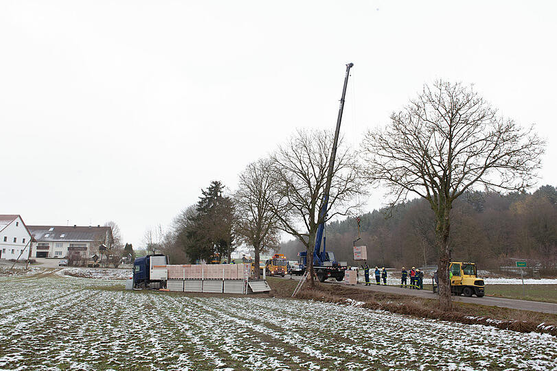 Der LKW war mit rund 22 Tonnen Ziegeln beladen. Einsatzkräfte des THW mussten diese abladen, bevor das Wrack geborgen werden konnte.