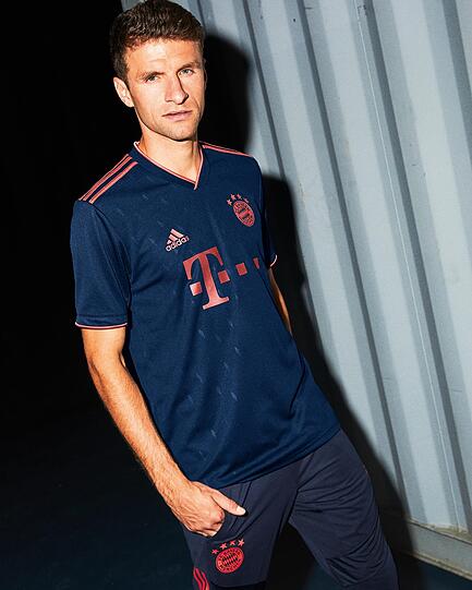 Dunkelblau und mit dezenten Rauten verziert - so sieht das Champions-League-Trikot des FC Bayern in der Saison 2019/20 aus.