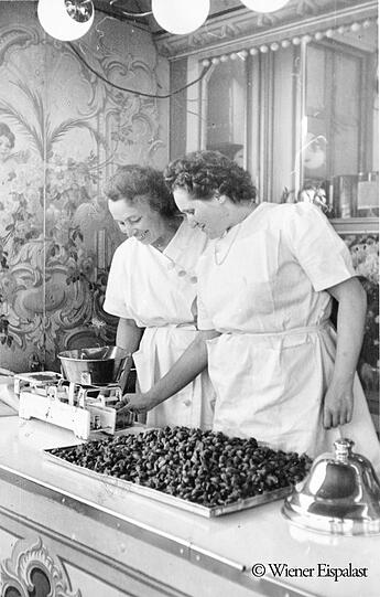 Wiesn 1952: Augenmaß und Handgewicht reichen nicht &ndash; die Mandeln werden schon grammgenau abgewogen.