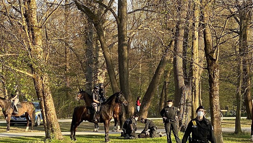 Polizei und Feuerwehr nach der Schlägerei im Englischen Garten.