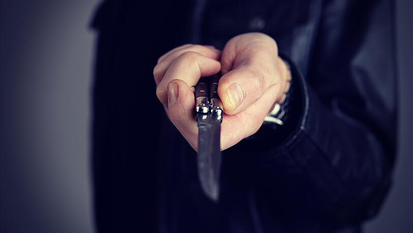 Ein Mann soll seinen Nachbar mit einem Dolch attackiert haben. (Symbolbild)