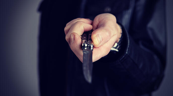 Nach einer Messerattacke im Juni 2021 steht nun eine 26-Jährige vor Gericht. (Symbolbild)