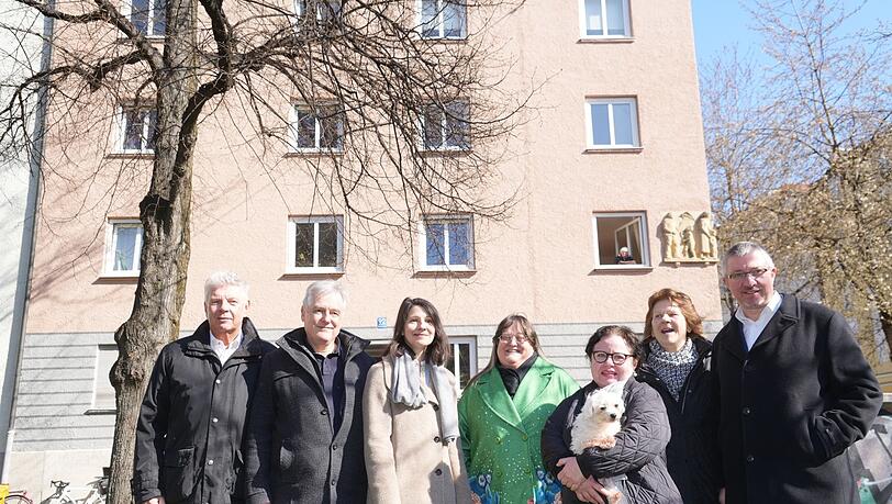Am Mittwoch vor Ostern besuchen OB Dieter Reiter und die SPD-Fraktionschefs Anne Hübner und Christian Müller das Hohenzollernkarree, in dem die Stadt 230 Wohnungen kaufen will. Neben ihnen stehen neben die Mieter (v.l.) Thomas Kubisch, Helena Belda (mit Hund), Esther Gudermann und Danica Moric. Am Mittwoch vor Ostern besuchen OB Dieter Reiter und die SPD-Fraktionschefs Anne Hübner und Christian Müller das Hohenzollernkarree, in dem die Stadt 230 Wohnungen kaufen will. Neben ihnen stehen neben die Mieter (v.l.) Thomas Kubisch, Helena Belda (mit Hund), Esther Gudermann und Danica Moric.