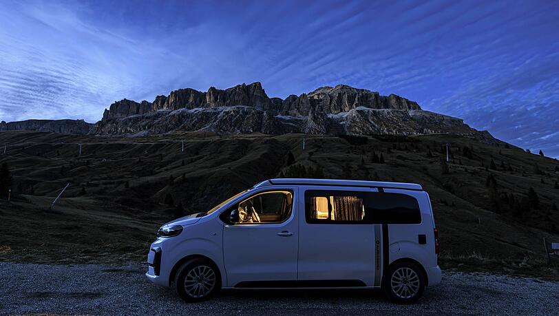 N&auml;chtliches Camping vor der Sella-Gruppe in S&uuml;dtirol.
