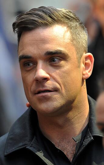 Weltstar im Fan-Gewusel: Robbie Williams verteilte Autogramme vor dem Mathäser-Kino.