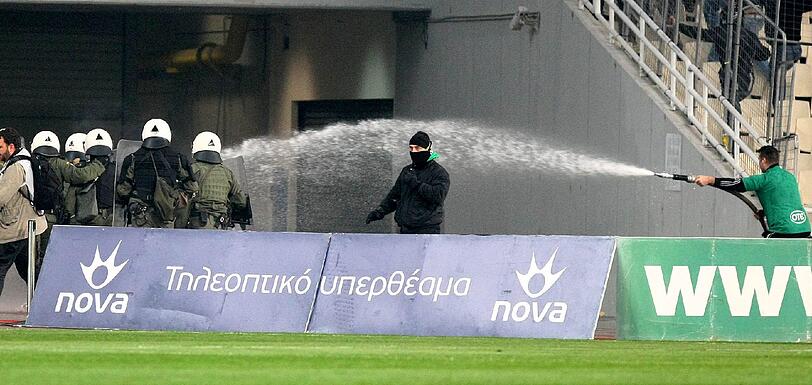 Schwere Aussreitungen in Athen: Im Duell zwischen Panathinaikos und Olympiakos geriet der Fußball zur Nebensache. Chaoten ließen es im Athener Stadion brennen, es gab viele Verletzte. Das Spiel wurde abgebrochen. Die Bilder