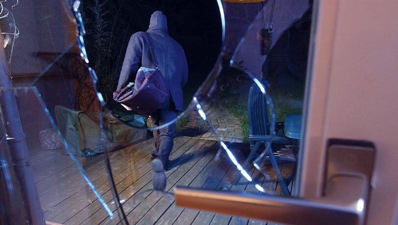 Viele Einbrecher dringen durch Glastüren oder Fenster ein - nicht nur in der Nacht. Viele Einbrecher dringen durch Glastüren oder Fenster ein - nicht nur in der Nacht.