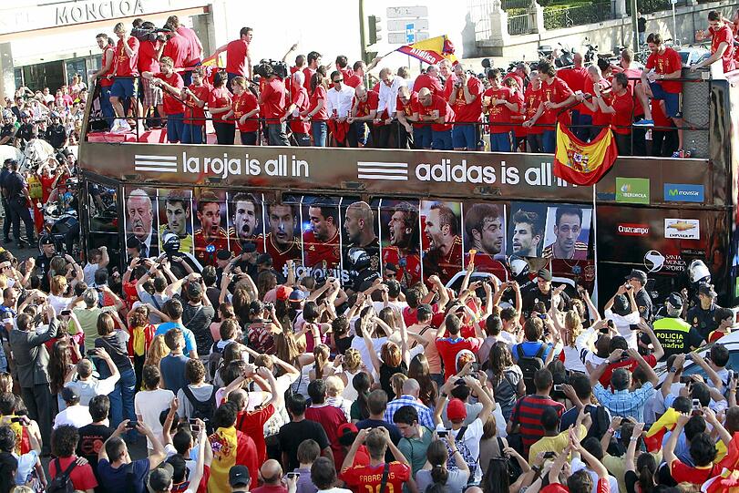 Die 
Feier allerdings fing gerade erst an. Mit Champagner und Mikrofon 
bewaffnet sangen und tanzten die Spieler angeführt von Torwart Pepe 
Reina und Sergio Ramos auf einer Bühne vor und mit ihren Fans bis 
tief in die Nacht hinein, bevor die Spieler in eine Nobeldiskothek 
weiterzogen.