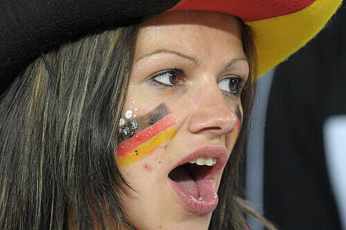München im Public Viewing-Fieber: Zum großen Finale Bayern-BVB freuen wir uns wieder auf viele, heiße Fan-Fotos. So herausgeputzt kann Fußball sein: Die sexy Fan-Fotos...