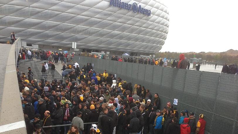 8.000 Dresdner Fans waren am Sonntag in der Allianz Arena und beschäftigten vor allem nach dem Spiel die Polizei. 8.000 Dresdner Fans waren am Sonntag in der Allianz Arena und beschäftigten vor allem nach dem Spiel die Polizei.