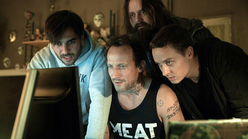 Vorher: Elyas M'Barek (l-r) als Max, Wotan Wilke Möhring als Stephan, Antoine Monot jr. als Paul und Tom Schilling als Benjamin in einer Szene des Films «Who Am I - Kein System ist sicher» (undatierte Filmszene). Der Thriller kam am 25. September 2014 in die deutschen Kinos.