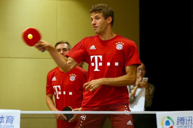Thomas Müller und Philipp Lahm haben Spaß beim Tischtennis. Die Bilder!