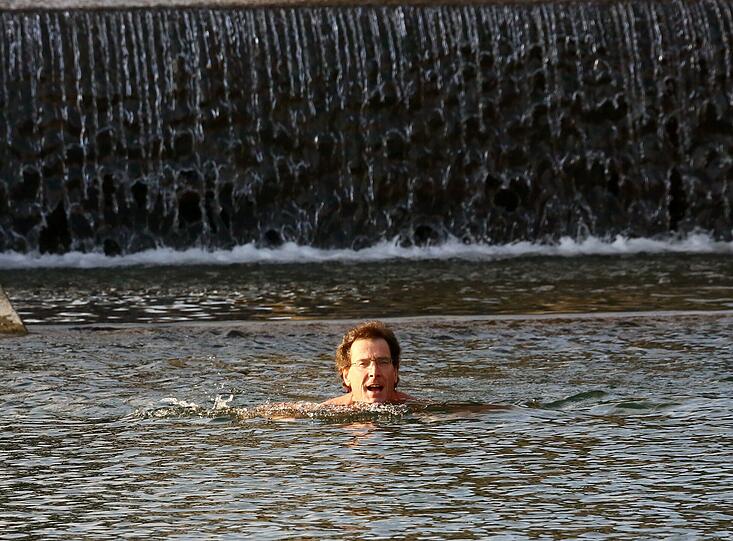 Norbert Mayer, 57 bei seinem täglichen Bad am Flauchersteg in der Isar.