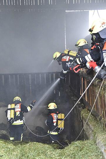 Die Feuerwehr konnte verhindern, dass sich das Feuer auf die danebenliegenden Gebäude ausbreitet. Die Bilder vom Einsatz.