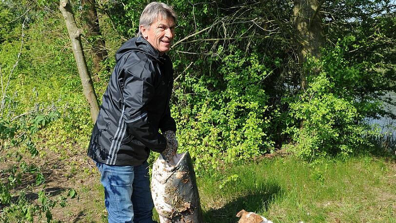 Klaus Augenthaler mit dem Waller. Geschossen hat das Foto sein Angler-Freund, der Unternehmer Rupert Heider. Klaus Augenthaler mit dem Waller. Geschossen hat das Foto sein Angler-Freund, der Unternehmer Rupert Heider.