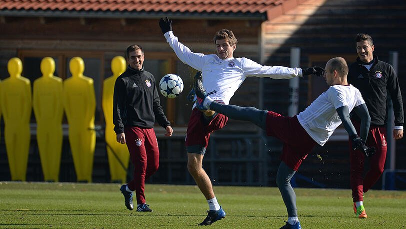 Die Spieler des FC Bayern zeigen sich im Abschlusstraining vor dem Champions-League-Hit gegen den FC Arsenal gutgelaunt - und am Valentinstag auch sehr ballverliebt. Die Bilder aus der Säbener Straße.