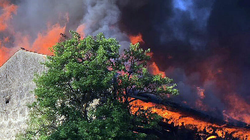 In Polling im Landkreis Weilheim-Schongau hat ein Feuer eine große Schneune zerstört. Die Bilder vom Brand.