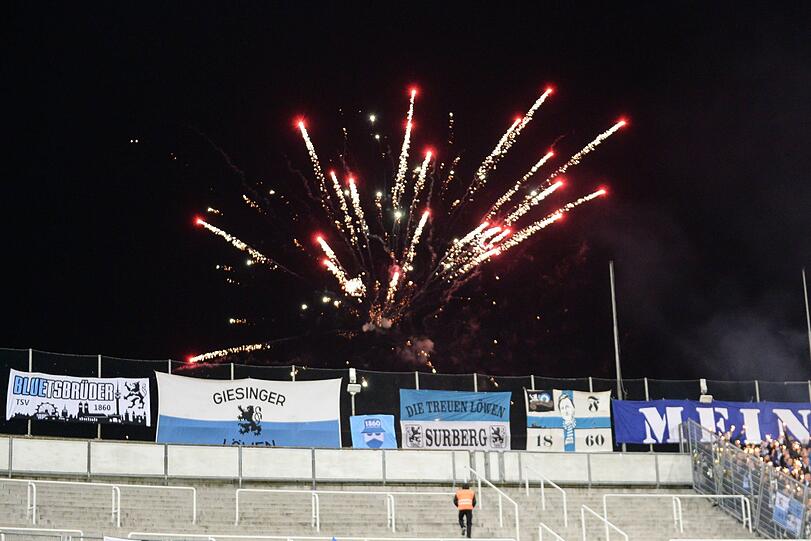 Die Bilder von der Choreo der Löwen-Anhänger vor dem Spiel gegen Memmingen.