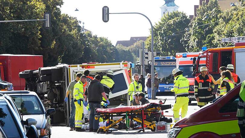 Sechs Menschen wurden bei dem Zusammenstoß verletzt, Augenzeugen eilten sofort zur Hilfe herbei.