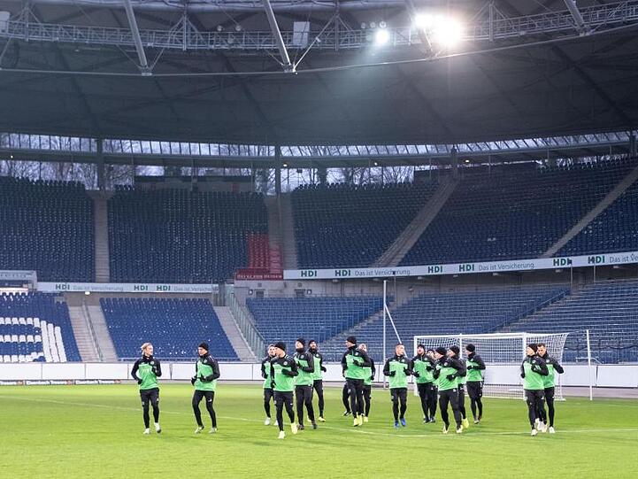 Die Mannschaft von Hannover 96 trainiert im Stadion.