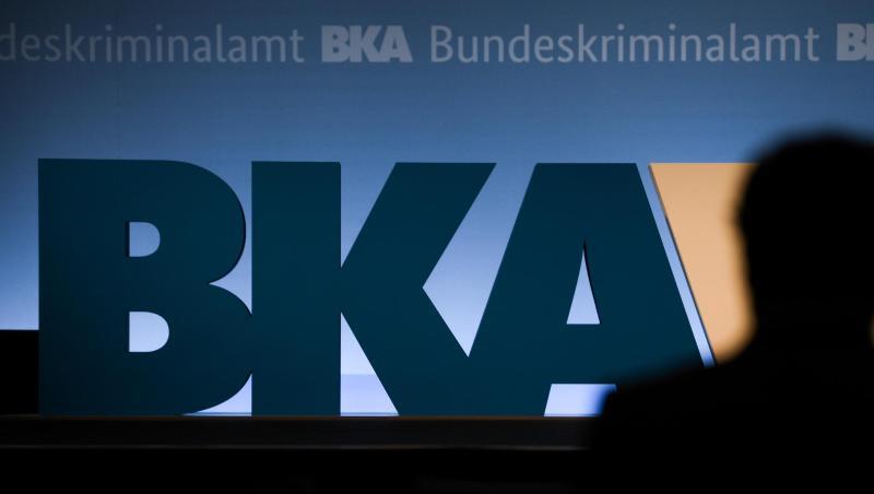 Mehr Personal, neuer Zuschnitt: Einem Medienbericht zufolge will sich das Bundeskriminalamt im Kampf gegen rechten Terror neu aufstellen. Mehr Personal, neuer Zuschnitt: Einem Medienbericht zufolge will sich das Bundeskriminalamt im Kampf gegen rechten Terror neu aufstellen.