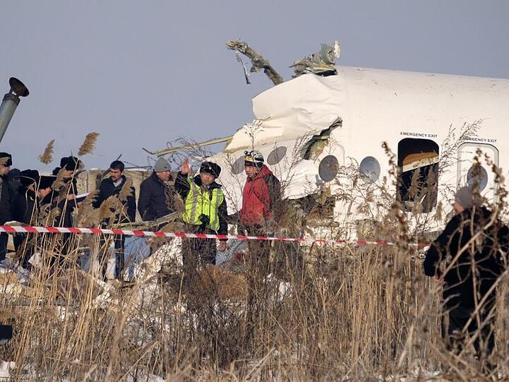 Die Maschine vom Typ Fokker 100 prallte in eine Betonmauer und in ein zweistöckiges Gebäude in einem bewohnten Gebiet.