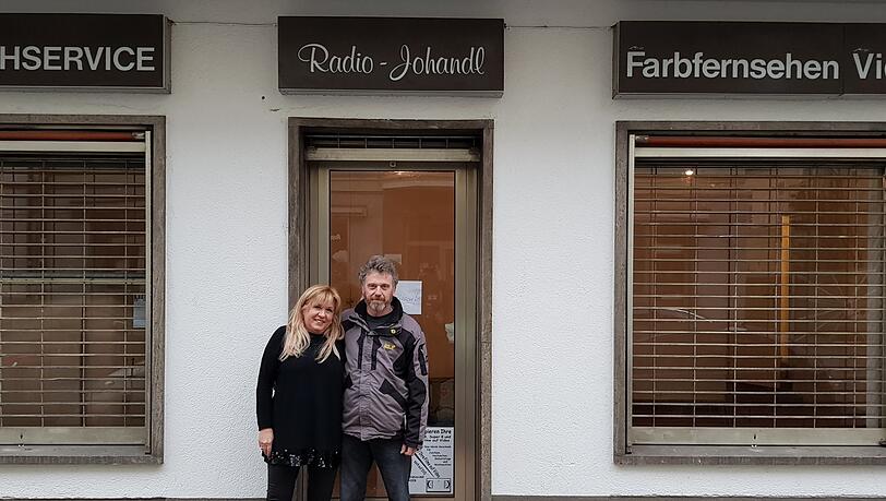 Sperren nicht mehr auf: Karin und Franz Johandl vor ihrem Laden an der Metzstraße.