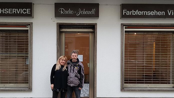 Sperren nicht mehr auf: Karin und Franz Johandl vor ihrem Laden an der Metzstraße.