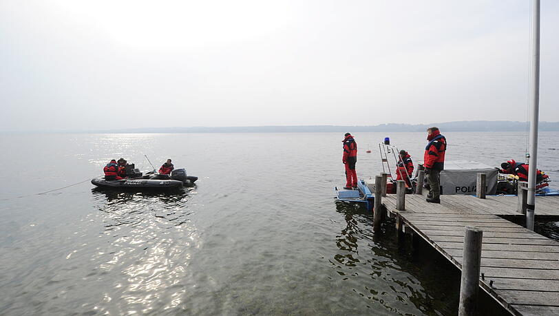 Taucher der Polizei bei einem Einsatz auf dem Starnberger See. (Archivbild)
