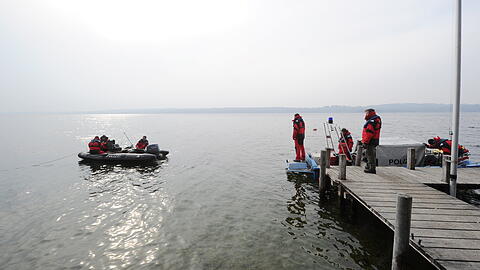 Taucher der Polizei bei einem Einsatz auf dem Starnberger See. (Archivbild)