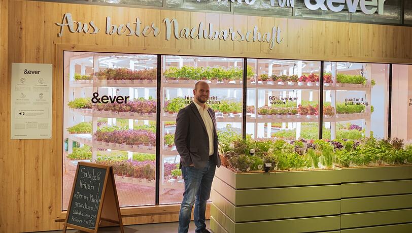 Daniel Honner ist Geschäftsführer bei Edeka. In seinem Markt können Kunden nun pflückfrischen Salat kaufen.