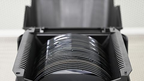 Zwischenprodukte der Halbleiterproduktion, sogenannte Wafer, liegen in einer Box. (Archivbild)