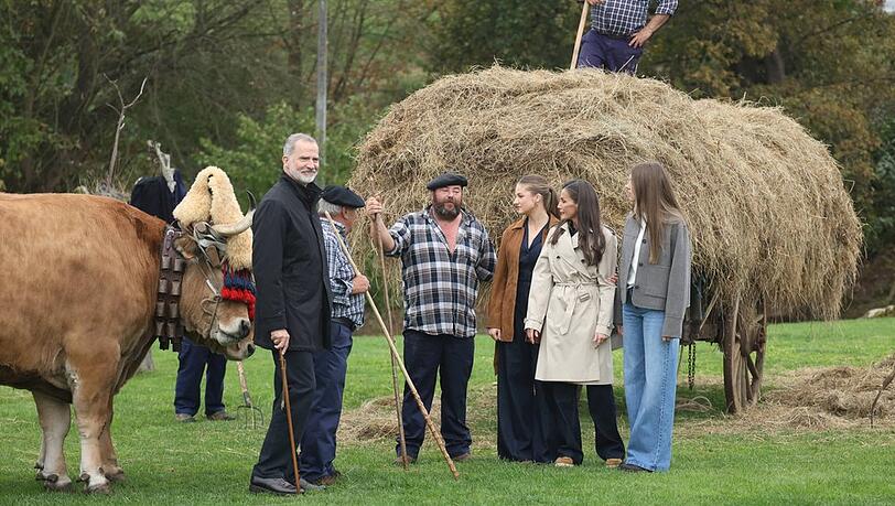 Felipe VI. (li.) mit seinen Töchtern und seine Frau in der Gemeinde Valdesoto. Felipe VI. (li.) mit seinen Töchtern und seine Frau in der Gemeinde Valdesoto.