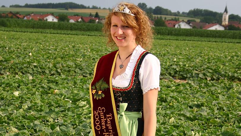 „Jedes Produkt hat mal eine Krise“: Kerstin I., die bayerische Gurkenkönigin, in ihrem Herrschaftsgebiet. „Jedes Produkt hat mal eine Krise“: Kerstin I., die bayerische Gurkenkönigin, in ihrem Herrschaftsgebiet.