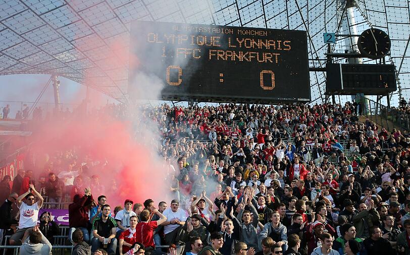 Beim Championsleague Finale der Frauen im Olympiastadion zündeten Bayern Fans in der Südkurve Rauchbomben.