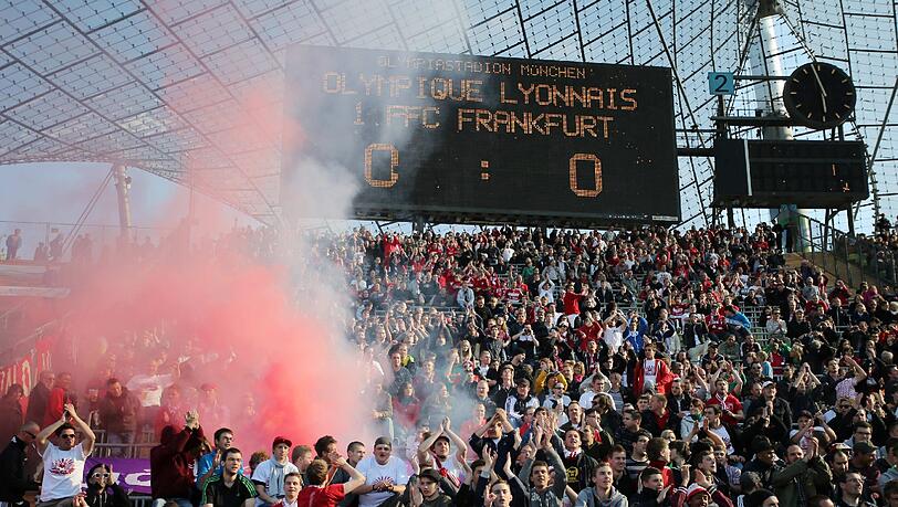 Beim Championsleague Finale der Frauen im Olympiastadion zündeten Bayern Fans in der Südkurve Rauchbomben. Beim Championsleague Finale der Frauen im Olympiastadion zündeten Bayern Fans in der Südkurve Rauchbomben.