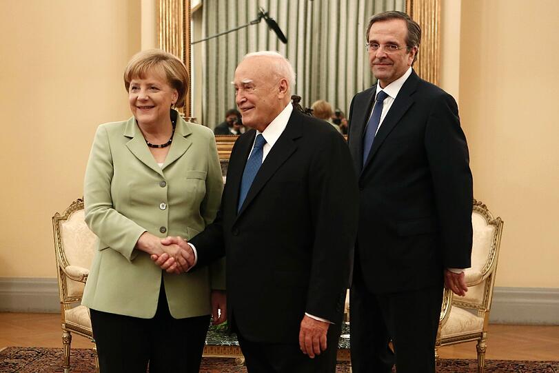 Etwa 50.000 Demonstranten vor dem Athener Parlament haben am Dienstag beim Besuch von Angela Merkel massiv protestiert - die Bilder.