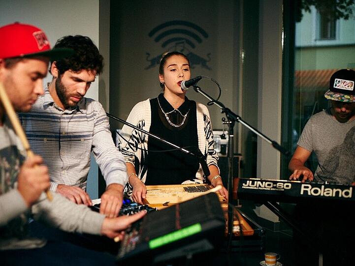 Claire spielen live im RBMA Radio Berlin