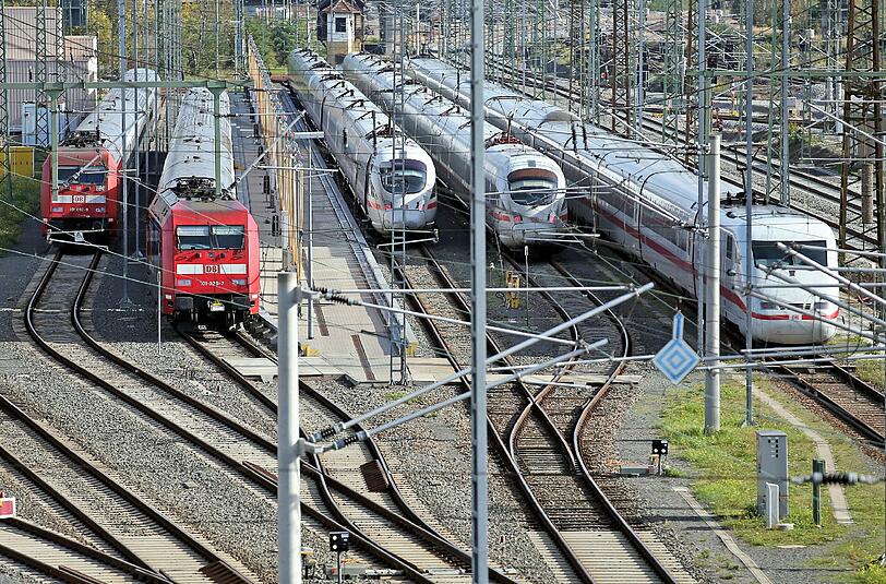 Willi Russ, Zweiter Vorsitzender des Beamtenbunds, droht: "Im Vergleich zu dem, was uns dann bei der Bahn bevorstehen wird, war alles Bisherige nur Kinderkram."