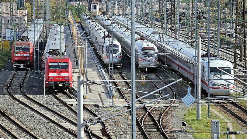 Willi Russ, Zweiter Vorsitzender des Beamtenbunds, droht: "Im Vergleich zu dem, was uns dann bei der Bahn bevorstehen wird, war alles Bisherige nur Kinderkram." Willi Russ, Zweiter Vorsitzender des Beamtenbunds, droht: "Im Vergleich zu dem, was uns dann bei der Bahn bevorstehen wird, war alles Bisherige nur Kinderkram."