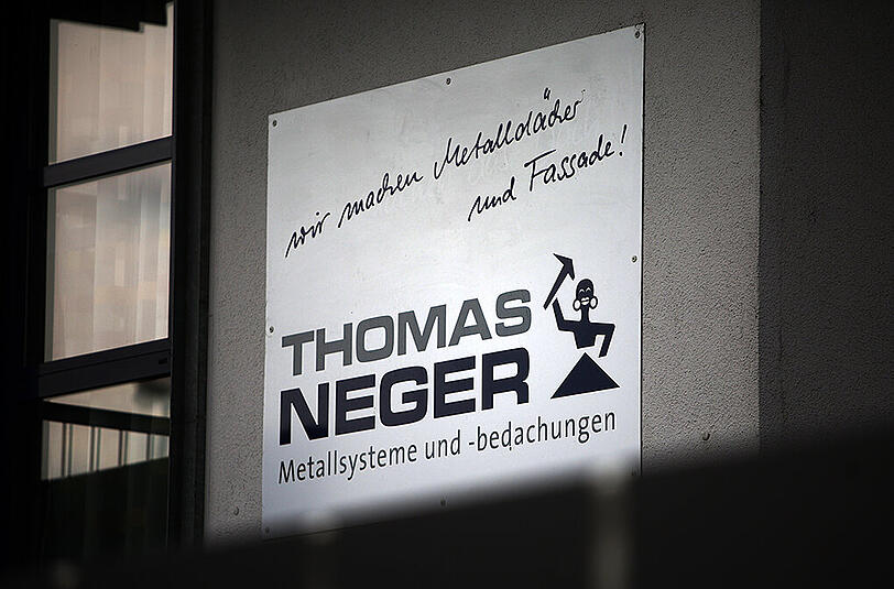 Wie rassistisch kann ein Logo sein? Die Firma "Neger" in Mainz wirbt mit einem afrikanisch anmutenden Männchen.